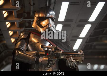 Titre original : Star Wars : Episode VII-LA FORCE s'éveille. Titre en anglais : Star Wars : Episode VII-LA FORCE s'éveille. Directeur : J.J. Abrams Film. Année : 2015. Stars : GWENDOLINE CHRISTIE. Credit : LUCAS FILMS/BAD ROBOT/WALT DISNEY PRODUCTIONS / Album Banque D'Images