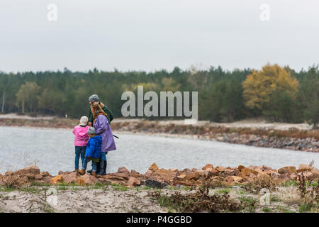 Famille heureuse pêche ensemble sur la côte rocheuse Banque D'Images