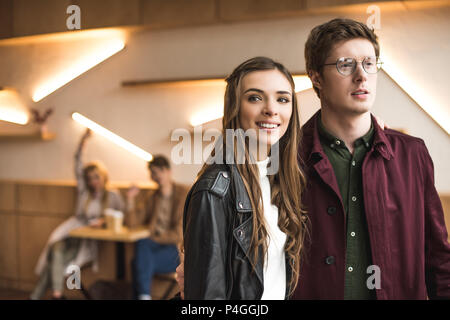 Portrait of young couple laissant cafe Banque D'Images