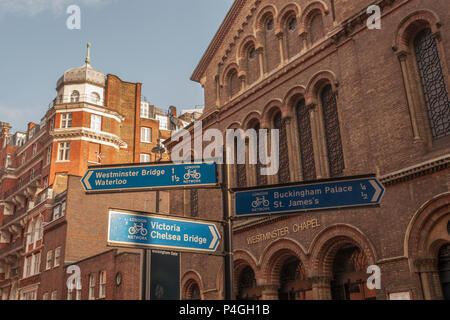 Un poteau de signalisation à Londres au cours d'un beau coucher du soleil à l'extérieur de la chapelle de Westminster Banque D'Images