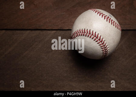 Un groupe d'équipement baseball vintage, les chauves-souris, des gants de baseball, sur fond de bois Banque D'Images