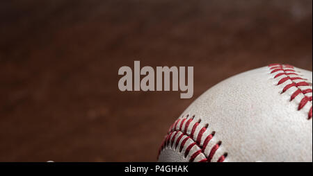 Un groupe d'équipement baseball vintage, les chauves-souris, des gants de baseball, sur fond de bois Banque D'Images