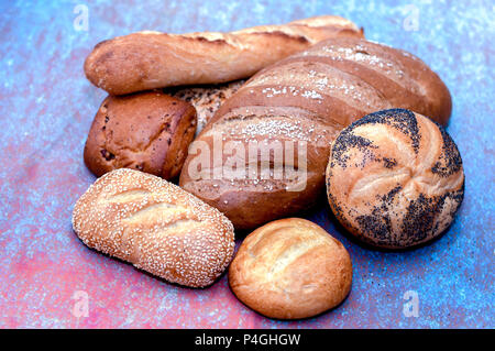 Pain doré variété , petits pains et pains de seigle salée ; baguette française, oignon, rouleau, les graines de pavot, sésame et lisse roll Banque D'Images