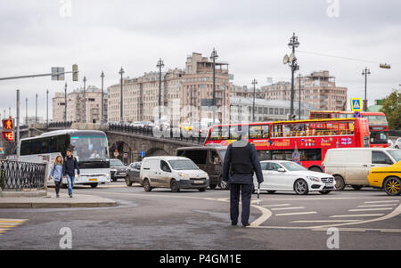 Moscou, Russie - le 22 septembre 2017 : embouteillage sur routes et ponts dans la ville de Moscou. La police de la circulation sur la sortie pour contrôler le mouvement des véhicules sur r Banque D'Images