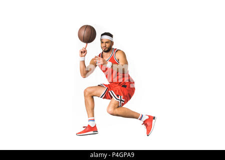 Jeune joueur de basket-ball bille sur le doigt isolated on white Banque D'Images