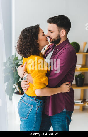 Side view of young woman smiling Banque D'Images