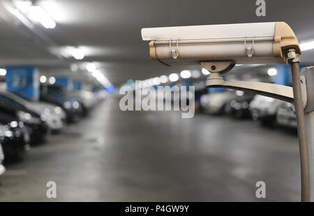 Caméra de surveillance sur le parking voitures floues et bokeh léger pour l'emplacement de stationnement Concept pour la sécurité et la technologie. Banque D'Images
