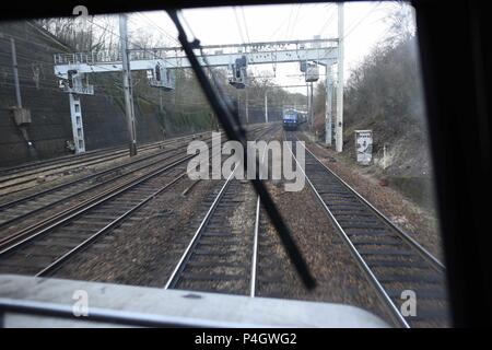 13 mars 2018 - Paris, France : un travailleur ferroviaire française conduit un train entre Paris et la banlieue de Paris. Les Français sont en train de préparer une grande manifestation de rue le 22 mars pour protester contre le Président Emmanuel MacronÕs des plans de réforme du national français Gare SNCF. Dans le cadre de leur mouvement d'opposition, les travailleurs ferroviaires envisagent également d'une grève des transports. Un cheminot un train conduit en banlieue parisienne, quelques jours avant le debut du mouvement de greve. Banque D'Images