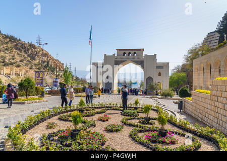 Shiraz, Iran - Mars 24, 2018 : Avis de Qur'an porte est la porte historique à Shiraz Banque D'Images