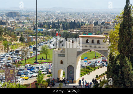 Shiraz, Iran - Mars 24, 2018 : Avis de Qur'an porte est la porte historique à Shiraz Banque D'Images