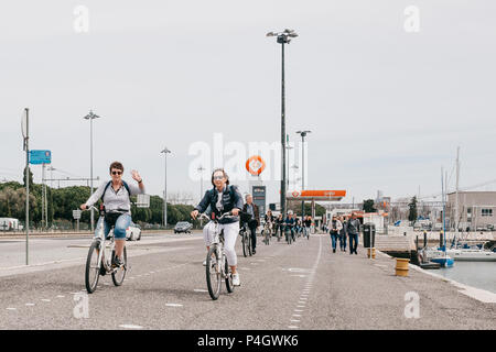 Lisbonne, juin 18, 2018 : un groupe de personnes séropositives ou touristes de la bicyclette le long d'une rue de la ville dans la région de Belem Banque D'Images