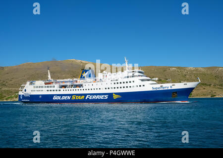 Andros, Grèce - 1 juin 2018 : Blue Star ferry boat arrivant au port d'Andros. Blue Star Ferries est l'une des plus importantes compagnies maritimes grecques o Banque D'Images