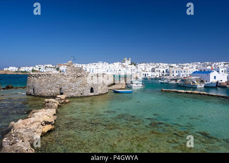 Vieux château vénitien à Naoussa village sur l'île de Paros, Cyclades, Grèce Banque D'Images