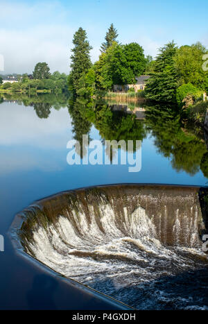 L'eau qui coule du lac à Huelgoat, Finistère, Bretagne, France, Europe Banque D'Images