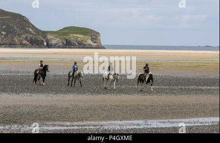 Quatre chevaux et cavaliers sur la plage, au comté de Donegal Irlande Dunfanaghy Banque D'Images