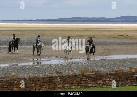 L'école d'équitation sur une plage de sable à l'Irlande Dunfanaghy au comté de Donegal. Banque D'Images