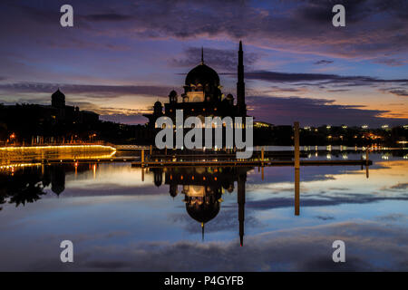 La mosquée Putra situé à Putrajaya, Malaisie. Banque D'Images