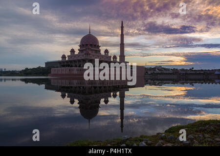 La mosquée Putra situé à Putrajaya, Malaisie. Banque D'Images