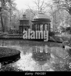 ESTANQUE CHINESCO NEOCLASICO- TEMPLETE DE VILLANUEVA Y CENADOR CHINESCO DE ISIDRO GONZALEZ VELAZQUEZ. Auteur : Esteban boutelou (1776-1813). Emplacement : PALACIO REAL-JARDIN DEL PRINCIPE, Aranjuez, MADRID, ESPAGNE. Banque D'Images