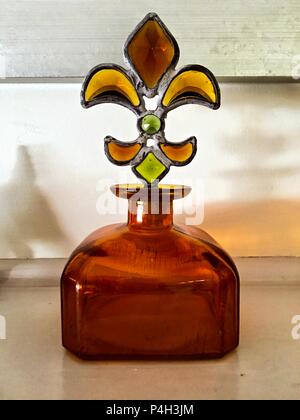 Carafe en verre ambré avec ses vitraux verre au plomb fleur-de-lis embellished boucher haut Banque D'Images