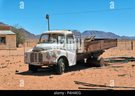 Old Rusty voitures dans le désert de Namib prise en Janvier 2018 Banque D'Images