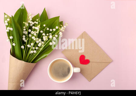 Tasse à café avec bouquet de fleurs le muguet et le blanc avec cœur rouge sur fond pastel rose, beau, petit-déjeuner romantique, carte vintage Banque D'Images