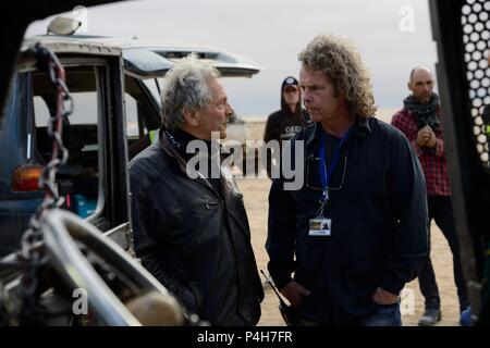 Titre original : MAD MAX : FURY ROAD. Titre en anglais : MAD MAX : FURY ROAD. Film Réalisateur : GEORGE MILLER. Année : 2015. Stars : GEORGE MILLER. Credit : VILLAGE ROADSHOW / Album Banque D'Images