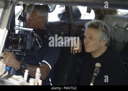 Titre original : MAD MAX : FURY ROAD. Titre en anglais : MAD MAX : FURY ROAD. Film Réalisateur : GEORGE MILLER. Année : 2015. Stars : GEORGE MILLER. Credit : VILLAGE ROADSHOW / Album Banque D'Images