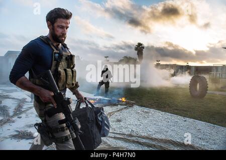 Titre original : 13 heures : LE SECRET DES SOLDATS DE BENGHAZI. Titre en anglais : 13 heures : LE SECRET DES SOLDATS DE BENGHAZI. Film Réalisateur : MICHAEL BAY. Année : 2016. Stars : John Krasinski. Crédit : 3 ENT/ARTS FILMS DUNES/LATINA PHOTOS/PARAMOUNT PICTURES / Album Banque D'Images