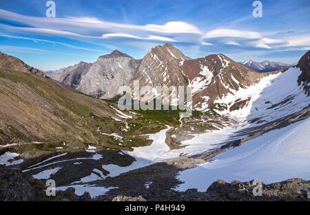 Vue panoramique sur le paysage aérien du pays de Kananaskis, montagnes accidentées Skyline.Panorama de la vallée du lac Ribbon, Rocheuses canadiennes près du parc national Banff Banque D'Images