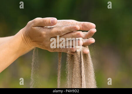 Dans le sable des mains comme le temps presse Banque D'Images