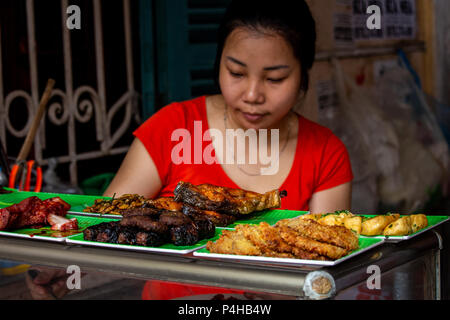 Hanoi, Vietnam - 16 mars 2018 : femme vendant viande frite dans un food Banque D'Images