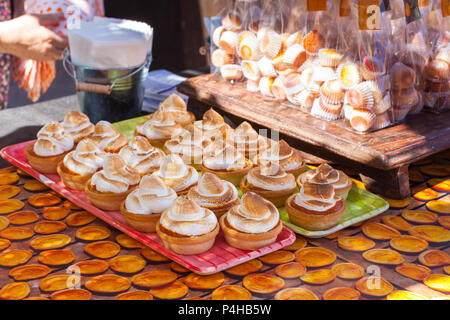 Cupcake meringue abricot à vendre à Apcicot juste à Porreres, Mallorca, Espagne Banque D'Images