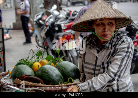 Hanoi, Vietnam - 16 mars 2018 : la vente de fruits sur la route avec son vélo Banque D'Images