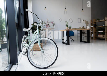 Intérieur du bureau créatif vide avec location et l'espace de travail dans la journée Banque D'Images