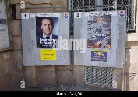 29 avril 2017 - Paris, France : dégradé les affiches électorales des candidats à l'élection présidentielle française Emmanuel Macron et Marine Le Pen, mis en place à proximité d'un centre de scrutin avant le run-off. Affiches electorales officielles pour le deuxième tour de la présidentielle. Banque D'Images