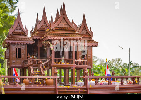 Belle maison de style Thaï spirit ou maison de l'esprit tutélaire est faite de bois et de bois sculpté. Maisons thaï style ancien modèle. Foreshorten. Banque D'Images