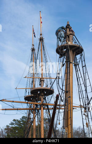 Démontage montage produit sur voilier historique, un 17e siècle, des loisirs à Jamestown, Jamestown Settlement Pier historique,Virginie, Etats-Unis. Banque D'Images