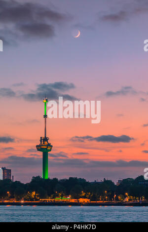 Avis sur l'Euromast, au crépuscule, Rotterdam, Pays-Bas Banque D'Images