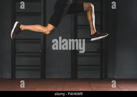 Portrait de sportif saut d'exercice cardio faire in gym Banque D'Images