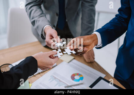 Portrait of businesswoman holding pièces puzzles Banque D'Images