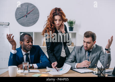 L'Interracial businesspeople having discussion in modern office Banque D'Images