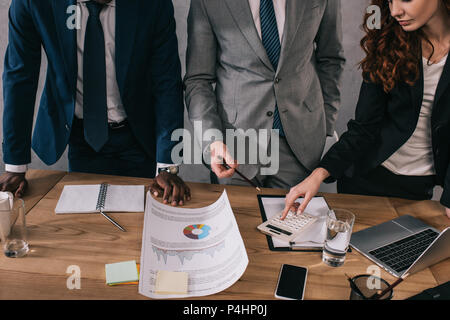 Portrait de collègues d'affaires doing paperwork Banque D'Images