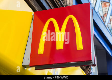 Londres, Royaume-Uni - 16 février 2018 : Le logo de l'un restaurant Mcdonald's, situé sur Oxford Street à Londres, le 16 février 2018. Banque D'Images