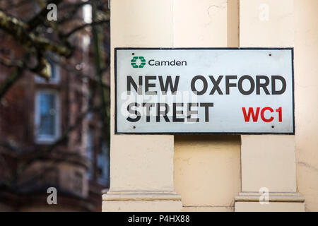 Londres, Royaume-Uni - 16 février 2018 : une plaque de rue pour New Oxford Street au centre de Londres, le 16 février 2018. Banque D'Images