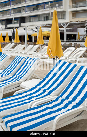 Juan Le Pins, Antibes, France, juin 2018, les lignes bleues et blanches, chaises longues sur la plage. Banque D'Images
