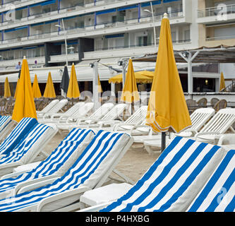 Juan Le Pins, Antibes, France, juin 2018, les lignes bleues et blanches, chaises longues sur la plage. Banque D'Images