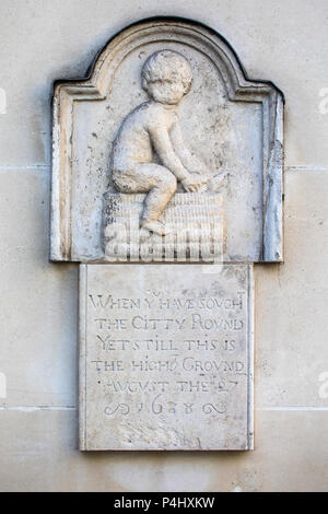 Situé sur un mur en Panyer Alley près de St Pauls Cathedral, est cette sculpture d'un jeune garçon essaie de retirer une épine de son pied et une plaque avec inscri Banque D'Images