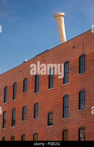 Louisville, Kentucky - la poignée d'un 120 pieds tallk domine la batte de baseball Louisville Slugger Museum et de l'usine. Banque D'Images