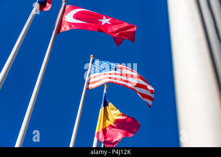 Drapeaux de différents pays qui oscille au vent contre Banque D'Images